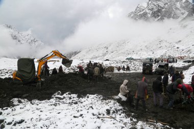 Rudarpray, Uttarakhand, Hindistan, 9 Eylül 2014, Kedarnath rekonstrüksiyonunda kar yağışı yapan JCB makinesi. Hükümet, Kedarnath tapınağı için hasar gören bir yeniden yapılanma planı hazırladı.