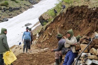 Rudarpray, Uttarakhand, Hindistan, 01 Haziran 2014, Kedarnath faciasında hasar gören seyyahları inşa eden işçiler. Haziran 2013 'te, Kuzey Hindistan' ın Uttarakhand eyaletinde çoklu sağanak yağış meydana geldi.