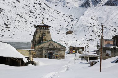 Kedarnath tapınağı, karla kaplı bir mabet. Kedarnath tapınağı Shiva 'ya adanmış bir Hindu tapınağıdır. Mandakini nehri yakınlarındaki Garhwal Himalaya Dağları 'nda..
