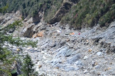 Uttarakhand Hindistan 'daki felaketten sonra Kedarnath Vadisi manzarası. Haziran 2013 'te, Kuzey Hindistan' ın Uttarakhand eyaletinde yoğunlaşan çok günlük sağanak, yıkıcı sellere ve heyelanlara yol açtı. . 