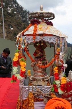 Uttarakhand Hindistan 'daki Kedarnath İlah Heykeli. Kedarnath Tapınağı, Shiva 'ya adanmış bir Hindu tapınağıdır. Mandakini nehri yakınlarındaki Garhwal Himalaya Dağları 'nda..