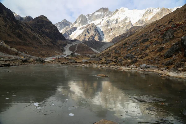 Pico Cubierto Nieve Lago Gran Altitud Del Himalaya Salpicado Largas — Foto de Stock