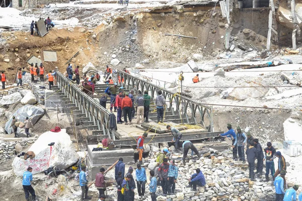 Rudarpray, Uttarakhand, Hindistan, 18 Mayıs 2014, Kedarnath yeniden inşa projesi, felakette hasar gören köprülerin yeniden inşası. Kedarnath Haziran 2013 'te heyelan ve ani seller nedeniyle yıkıldı.