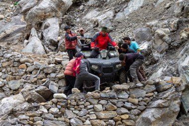 Rudarpray, Uttarakhand, Hindistan, 26 Nisan 2014, ATV All Arazi aracını dağa çıkaran adamlar. Arazinin diğer araçlardan daha geniş bir yelpazesini idare etmek için tasarlanmıştır.