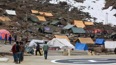 Rudarpray, Uttarakhand, Hindistan, 18 Mayıs 2014, Kedarnath yeniden inşa projesinde işçi çadırları. Kedarnath tapınağının hasar gören ve önemli ölçüde hasar gören bir yeniden yapılanma planı var.