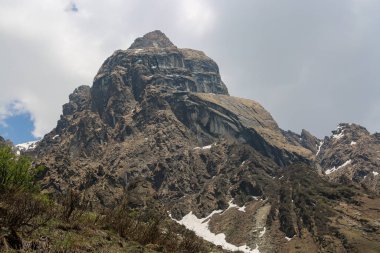 Dağ, tepeler, Himalaya manzarası. Himalayalar, Asya 'nın büyük dağ sistemi kuzeydeki Tibet Platosu ile Hindistan' ın alüvyon düzlükleri arasında bir bariyer oluşturuyor.. 
