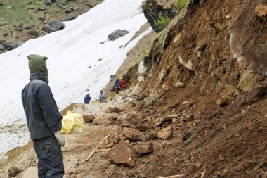 Rudarpray, Uttarakhand, Hindistan, 01 Haziran 2014, Kedarnath faciasında hasar gören seyyahları inşa eden işçiler. Haziran 2013 'te, Kuzey Hindistan' ın Uttarakhand eyaletinde çoklu sağanak yağış meydana geldi.