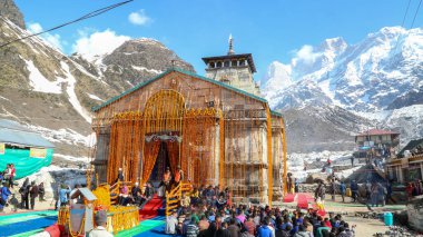 Rudarpray, Uttarakhand, Hindistan, 18 Mayıs 2014, Kedarnath tapınağı felaketten sonra hacılar için yeniden açıldı. Kedarnath Mandir, Shiva 'ya adanmış bir Hindu tapınağıdır. Himalaya yakınlarındaki Garhwal çiftliğinde.