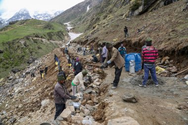 Rudarpray, Uttarakhand, Hindistan, 3 Mayıs 2014, Kedarnath faciasında hasar gören yolu yeniden inşa eden işçi. Kedarnath, Haziran 2013 'te heyelan ve ani sel felaketleri sonucu yıkıldı.