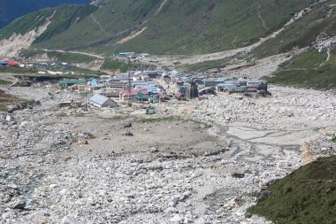 Kedarnath Tapınağı 'nın havadan görünüşü Kedarnath Felaketi 2013' ten sonra. Kedarnath, Uttarakhand 'da 5000' den fazla insanın ölümüne yol açan heyelan ve sel felaketleri nedeniyle Haziran 2013 'te harap oldu.. 
