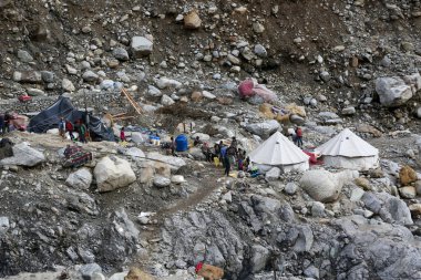 Rudarpray, Uttarakhand, Hindistan, 26 Nisan 2014, Kedarnath için çalışan işçi. Kedarnath Haziran 2013 'te yıkıcı bir felaketle karşı karşıya kaldı.