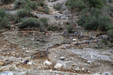 Rudarpray, Uttarakhand, Hindistan, 26 Nisan 2014, Kedarnath için çalışan işçi. Kedarnath Haziran 2013 'te yıkıcı bir felaketle karşı karşıya kaldı.