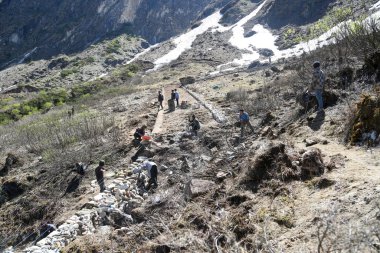 Rudarpray, Uttarakhand, Hindistan, 18 Mayıs 2014, Kedarnath Projesi, hacılar için yeniden inşa yolu. Haziran 2013 'te, Kuzey Hindistan' ın Uttarakhand eyaletinde çoklu sağanak yağış meydana geldi.