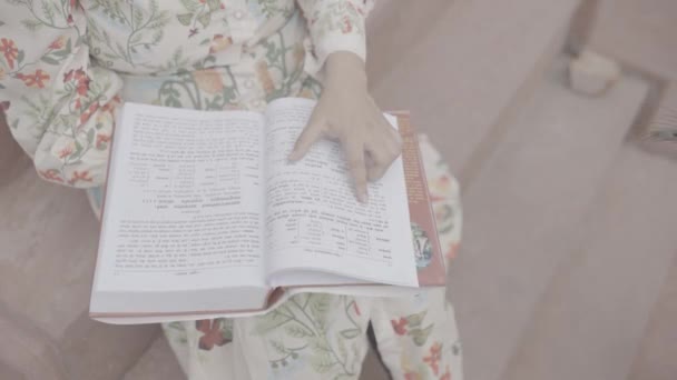 Abraço Silencioso Conhecimento Uma Menina Indiana Encontra Alegria Enquanto Livro — Vídeo de Stock