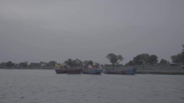 Ινδικός Ποταμός Αποκαλύπτει Καλύτερο Θέαμα Του Καθώς Πλοία Περιηγούνται Χάρη — Αρχείο Βίντεο