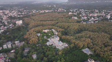 Uttarakhand 'ın doğal ihtişamına kendinizi daldırın, her nefesin çevrenin büyüleyici güzelliğini ortaya çıkardığı yere. 4k görüntü