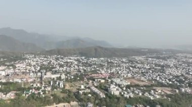 Uttarakhands 'e doğru görsel bir yolculuğa çıkan hava görüntüsü nefes kesici manzaralar, doğanın her büyüleyici manzarada görüldüğü yerler. 4k görüntü 