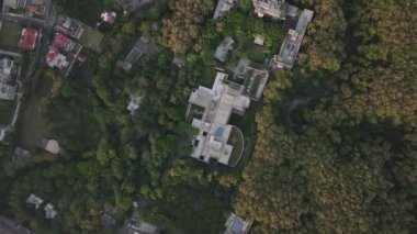 Uttarakhand 'ın doğal ihtişamına kendinizi daldırın, her nefesin çevrenin büyüleyici güzelliğini ortaya çıkardığı yere. 4k görüntü