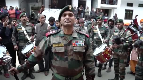 インドの軍事顎の勇気を伝統的な楽器4K映像の魂の完全なチューンで取り入れる — ストック動画