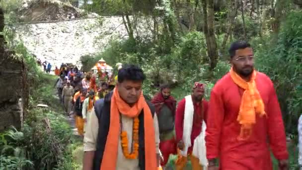 Uttarakhands Görkemli Dağları Boyunca Büyüleyici Bir Yolculuğa Çıkın Her Adım — Stok video