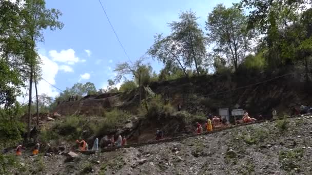 Ξεκινήστε Ένα Μαγευτικό Ταξίδι Μέσα Από Επιβλητικά Βουνά Uttarakhands Όπου — Αρχείο Βίντεο