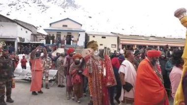 Kedarnath 'ın ruhani tepelerinde, Uttarak.3k görüntülerinde nefes kesici bir yolculuğa çıkın.