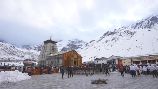 Zanurzając Się Ponadczasowym Uroku Świątynia Kedarnath Uttarakhand Rozwija Swoje Boskie — Wideo stockowe