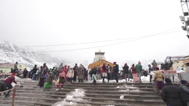 Sevinç Inancın Kucaklamasında Neşeli Bir Kalabalık Kedarnath Kutsal Manzarasına Canlı — Stok video