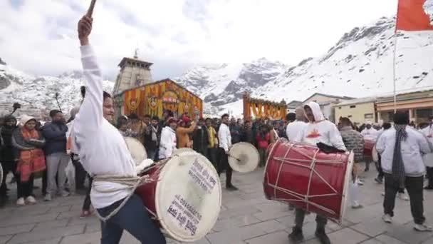 Świętej Przestrzeni Świątyni Kedarnath Głośne Uderzenia Dholu Tkają Piękny Gobelin — Wideo stockowe