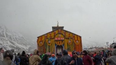 Dehradun, Uttarakhand Hindistan - 17 Mayıs 2023 - Kedarnath Tapınağı sadık bakışlarıyla kalplerini büyüledi
