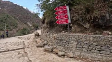 Dehradun, Uttarakhand Hindistan-17 Mayıs 2023-Navigasyon karayolu tahtaları Uttarakhands dağlarında görkemli tepe boyunca yol göstermektedir. 4k görüntü. 