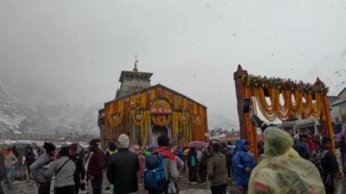 Dehradun, Uttarakhand Hindistan - 17 Mayıs 2023 - Kedarnath Tapınağı sadık bakışlarıyla kalplerini büyüledi