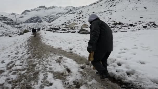 Dehradun Uttarakhand India May 2023 Indians Bravely Cross Icy Paths — Stock Video