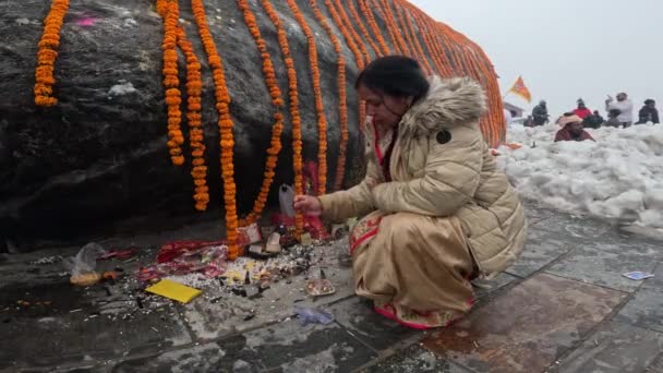 2023年5月17日 印度Uttarakhand的Dehradun 印度妇女用Kedarnath石作礼拜仪式 以寻求祝福和神职保护 — 图库视频影像