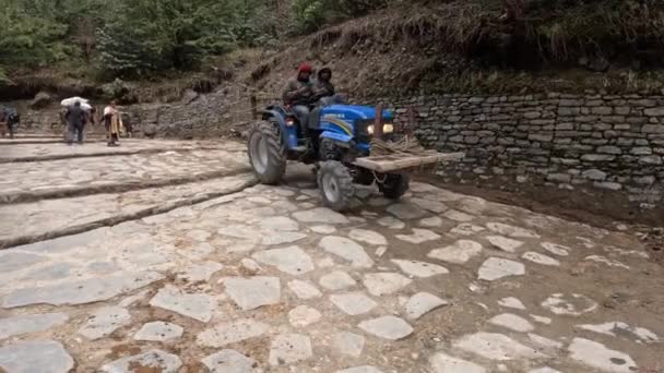 Деградун Уттаракханд Індія Травень 2023 Індійські Трактори Орієнтуються Гірських Стежках — стокове відео