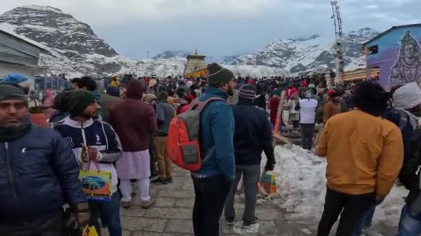 Dehradun Uttarakhand Indien Maj 2023 Devotees Danner Ærbødig Linje Templet – Stock-video