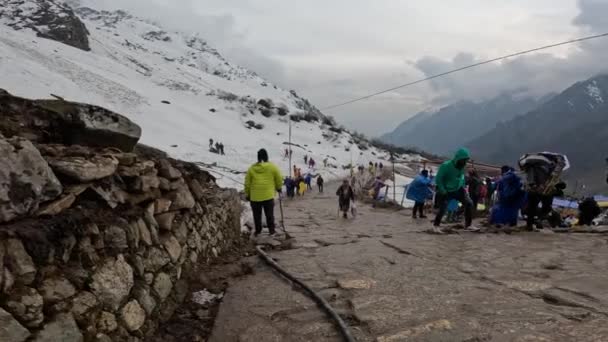Dehradun Uttarakhand Indien Maj 2023 Indiska Resenärer Vandrar Slingrande Bergsvägarna — Stockvideo