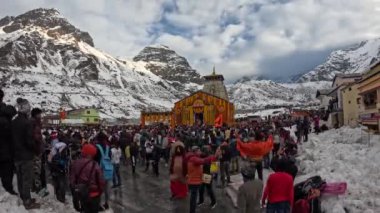 Dehradun, Uttarakhand Hindistan-17 Mayıs 2023-İlahi 'nin gölgesinde, Kedarnath' daki kalabalık bir inanç ve güzel 45 'lik görüntüsü örüyor.