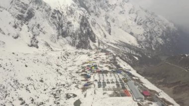 Uttarakhand 'da, doğanın zamanda donduğu ve nefes kesici manzaraların ruhun .4 km görüntüsünü büyülediği yerde.
