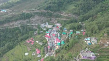 Uttarakhands Dağlarının Kollarındaki Evlerin Güzelliği. 4k Hava Görüntüsü.