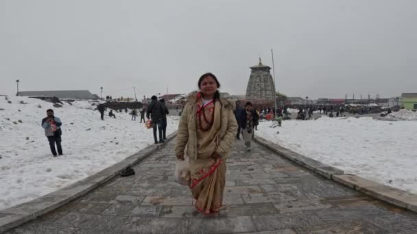インドのウッタラハクン デイラトゥーン 17年5月17日 2023年インドの女性が神聖な旅からケダルナト寺院4K映像に戻った — ストック動画