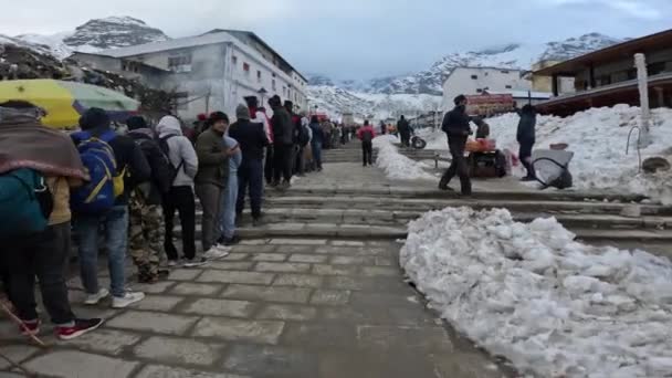 Dehradun Uttarakhand Indie Května 2023 Oddaní Tvoří Uctivou Linii Chrámu — Stock video