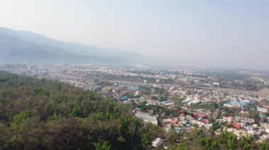 Uttarakhand 'da, hayat dağların büyüleyici güzelliğini gözler önüne seriyor, burada her an doğayla huzur dolu bir dans. 4k Hava Görüntüsü
