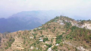 Uttarakhand 'da, hayat dağların büyüleyici güzelliğini gözler önüne seriyor, burada her an doğayla huzur dolu bir dans. 4k Hava Görüntüsü