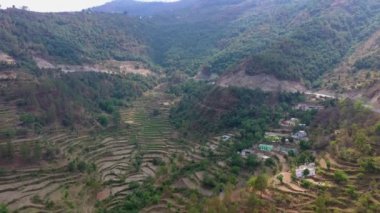 Uttarakhand 'da, hayat dağların büyüleyici güzelliğini gözler önüne seriyor, burada her an doğayla huzur dolu bir dans. 4k Hava Görüntüsü