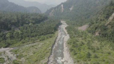 Uttarakhands dağları, nehir nefes kesici güzelliğini doğanın manzaralı dansında sergiliyor. Yüksek kaliteli görüntüler.