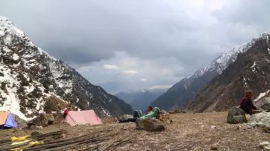 Uttarakhand Hindistan 'da Kedarnath' ın yeniden inşasında çalışan işçiler Kedarnath faciasında hasar gören yürüyüş yolunu yeniden inşa ettiler. Yüksek kaliteli Full HD görüntüler