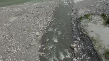 Uttarakhand 'ın kalbinde, iki nehrin şiirsel kesişmesi doğanın zamansız bir hikayesini anlatan uyumlu bir birliktelik yaratır. Yüksek kaliteli görüntüler. 