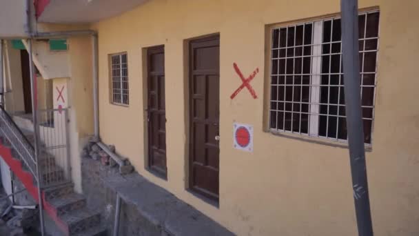 Meio Crise Joshimath Casas São Marcadas Com Cruzes Símbolo Resiliência — Vídeo de Stock