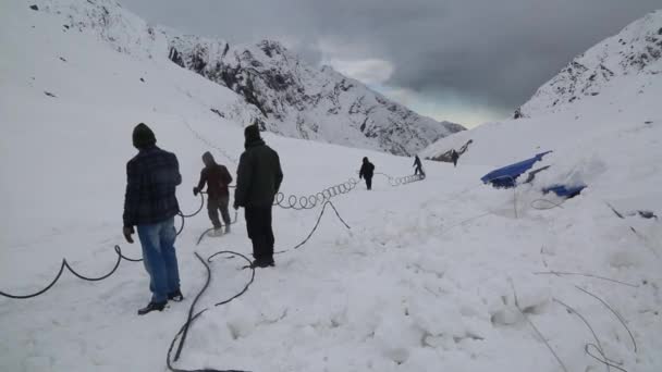 Laborer Ponownie Otwiera Kedarnath Trek Zablokowany Przez Opady Śniegu Kedarnath — Wideo stockowe